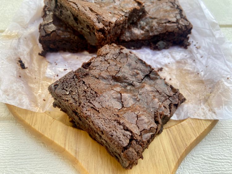 Once baked, let the brownie cool down to room temperature 
