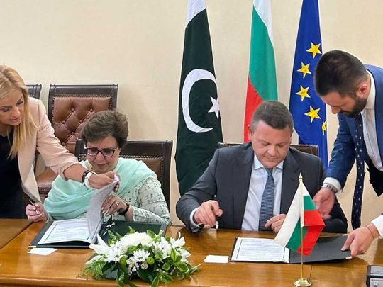 Pakistani Ambassador Mariam Aftab and Bulgarian Deputy Prime Minister and Transport and Communications Minister Hristo Aleksiev 