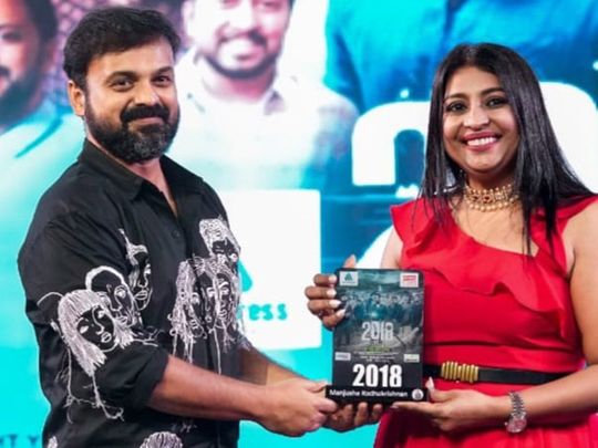 Malayalam actor Kunchako Boban presents an award to Manjusha Radhakrishnan, Entertainment Editor of Gulf News, at Sharjah on June 3, 2023.