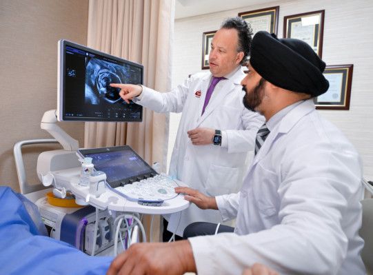 Dr. Mandeep Singh and Dr. Mauricio Herrera performing a scan on Liz Valentina Parra Rodriguez before the surgery..JPG-1686635838947