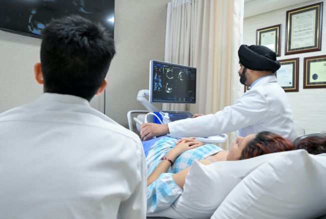 Dr. Mandeep Singh and Dr. Mauricio performing a scan before the srugery.-1686635842405