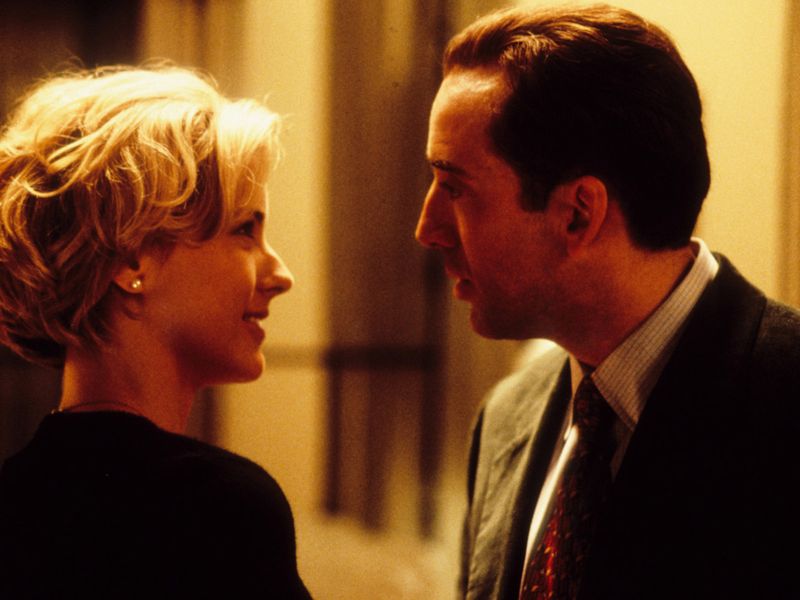 Téa Leoni and Nicolas Cage in 'The Family Man' (2000).