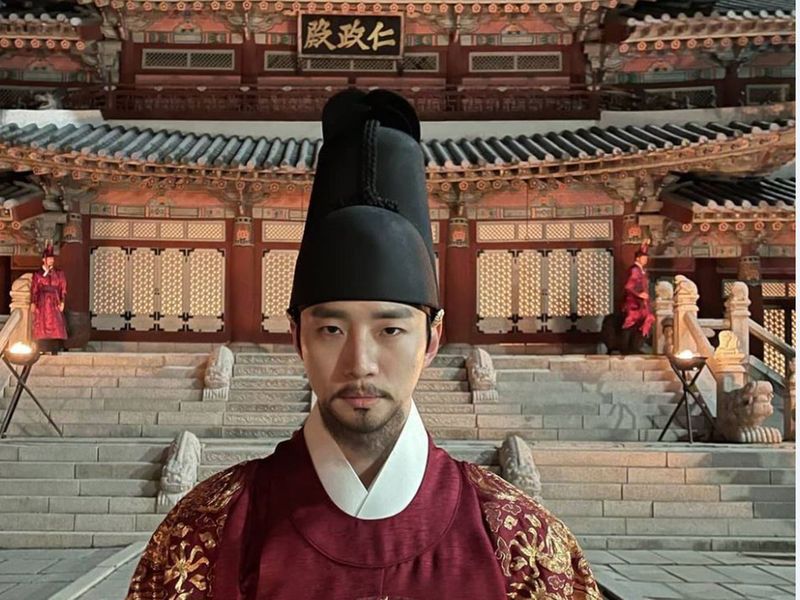 Lee Jun-ho in The Red Sleeve