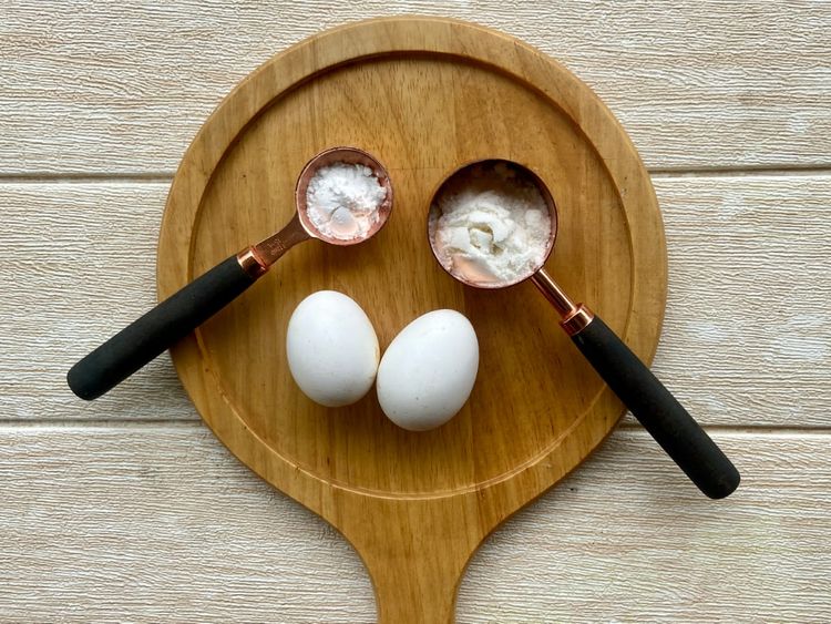 This sweet snack is a baked meringue made with just three ingredients: egg white, sugar and cornstarch. 