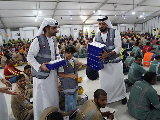 Dubai Customs' volunteers hand out refreshments to workers 