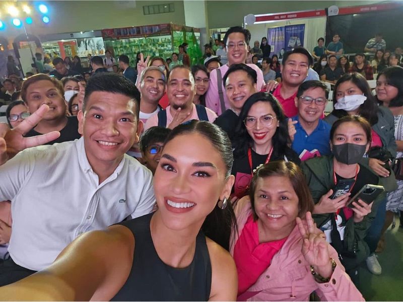 Pia Wurtzbach with her fans at Manila International Book Fair