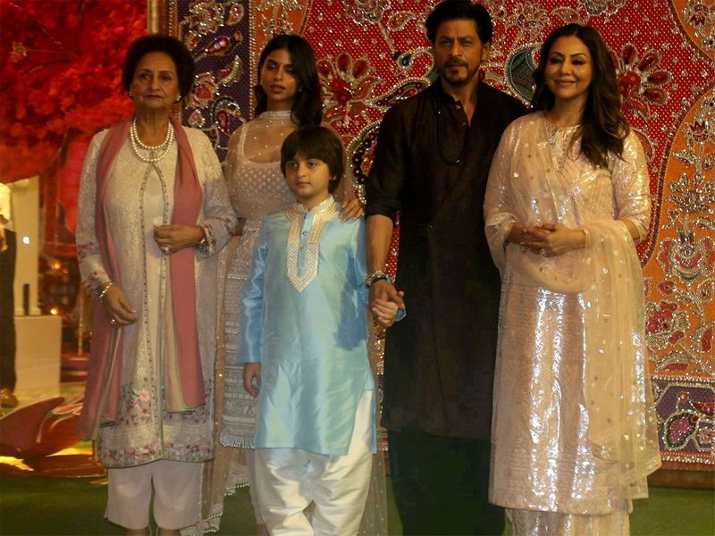 Shah Rukh Khan with Gauri Khan, Suhana Khan and Abram Khan