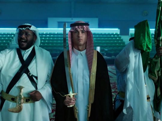 À regarder : Cristiano Ronaldo célèbre la fête nationale saoudienne en tenue traditionnelle