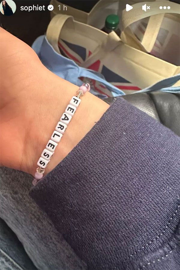Sophie Turner posted a “fearless” bracelet on her Instagram story