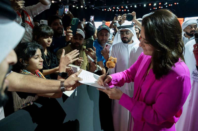 Kareena Kapoor signing autographs at Sharjah International Book Fair.
