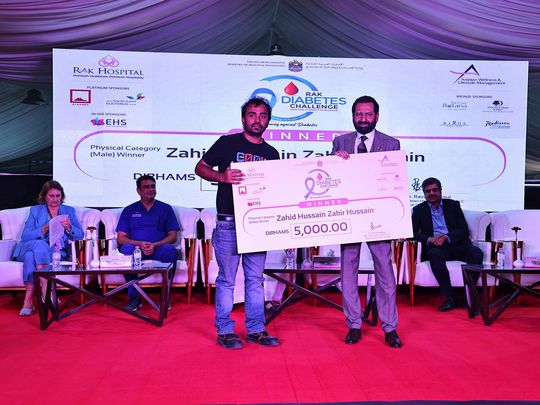 Zahid Hussain Zakir Hussain receiving the prize from Dr Raza Siddiqui for being the overall winner of the RAK Diabetes Challenge 2023-1700045348561