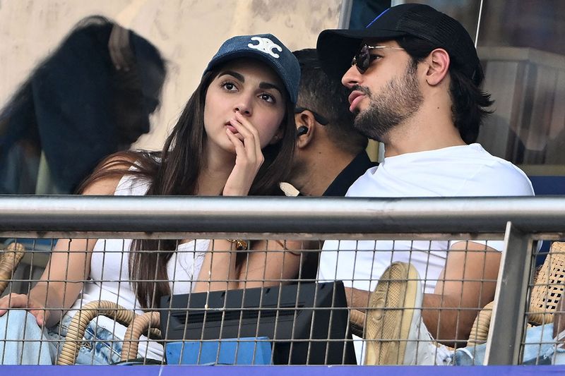bollywood actors Sidharth Malhotra (R) and his wife Kiara Advani watch the 2023 ICC Men's Cricket World Cup one-day international (ODI) first semi-final match between India and New Zealand at the Wankhede Stadium in Mumbai on November 15, 2023. (Photo by Punit PARANJPE / AFP) / -- IMAGE RESTRICTED TO EDITORIAL USE - STRICTLY NO COMMERCIAL USE --