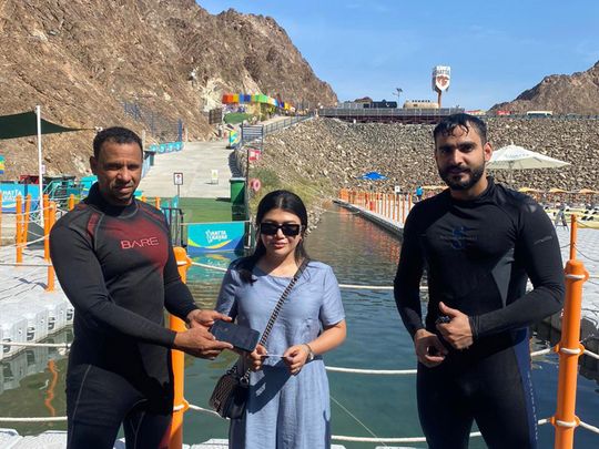 Yao-Long-with-dubai-police-divers-who-retrieved-her-phone-from-hatta-dam-1701064238318