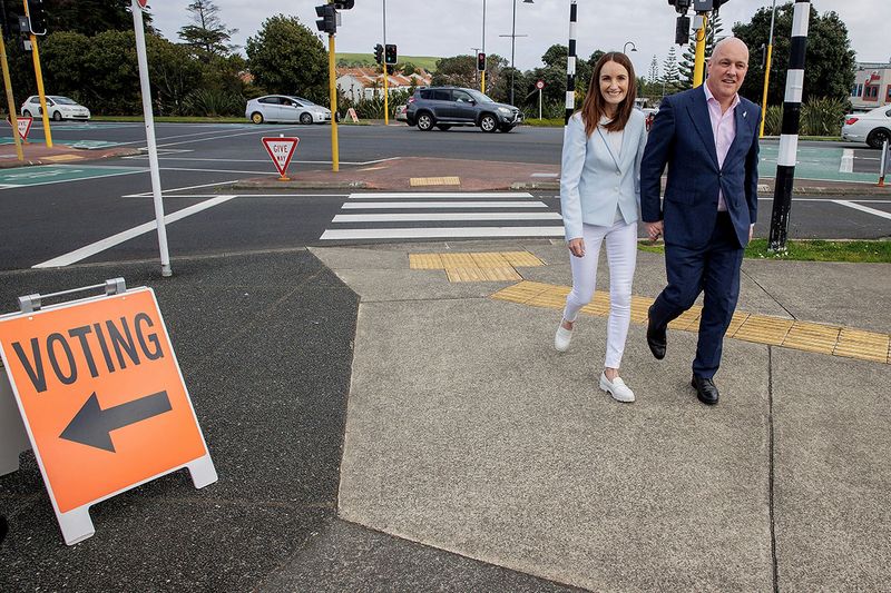 FILE PHOTO: Christopher Luxon, leader of the New Zealand National Party, and his wife Amanda arrive to cast their votes in the general election in Auckland, New Zealand, October 2, 2023. REUTERS/David Rowland/File Photo