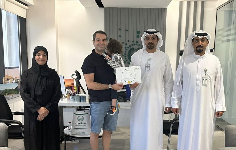 Dubai Police honours Arab Resident for Honesty-1702622571268