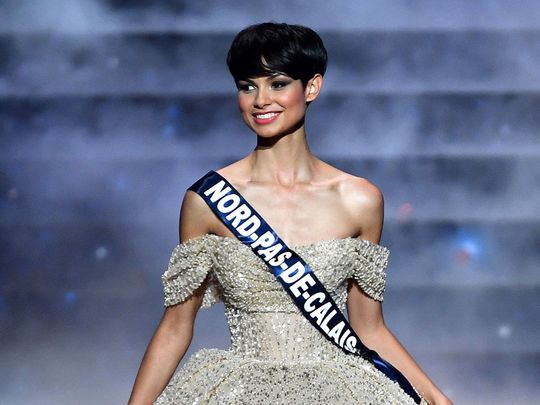 Eve Gilles, lauréate de Miss France 2024, affirme que ses cheveux courts sont une victoire pour la « diversité ».