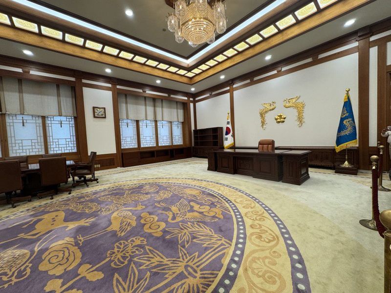 The main building was built in September 1991 as the main building used for the president's office. There is the Oval Office and it is the place where the Cabinet meeting is held. In the past, meetings of senior aides were also held here. 