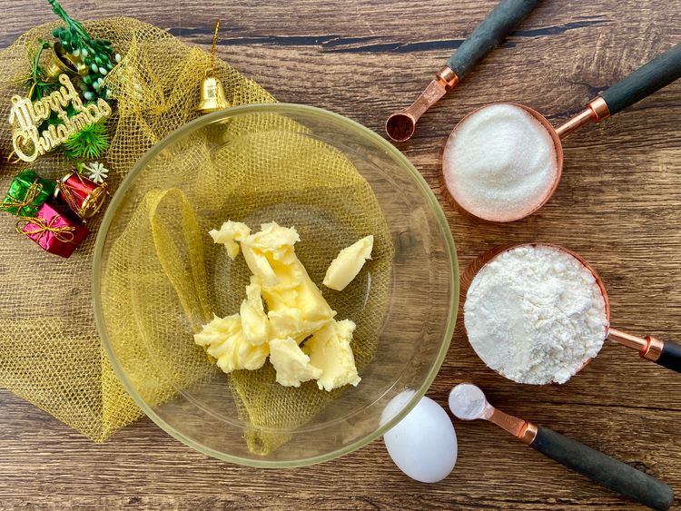 Take the butter in a clean bowl and add the flour, baking powder, vanilla powder, and sugar.