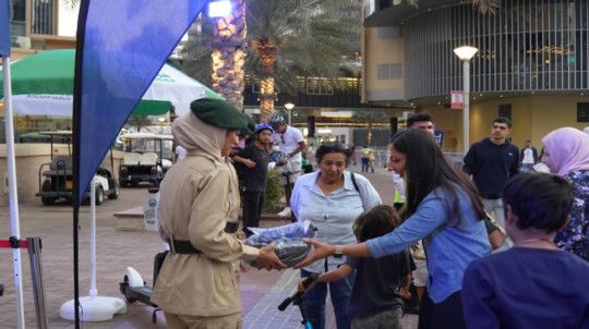 Dubai Police and RTA Distribute Safety Gear to Cyclists and Scooter Riders (2)-1703248989964