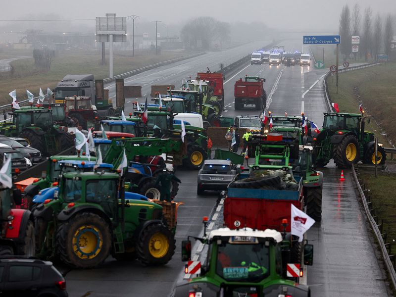 2024-02-01T084616Z_1585310493_RC2KT5AWDMI0_RTRMADP_3_EUROPE-FARMERS-FRANCE-(Read-Only)