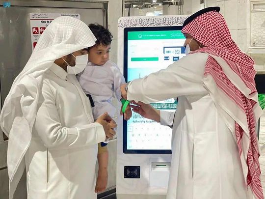 Saudi Arabia: Ministry offers tips for parents performing Umrah with children