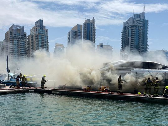 dxb-civil-defence-put-out-fire-on-yatch-on-apr-2-1712053918249