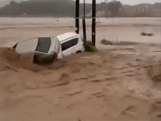 Video: 13 killed as heavy rains lash Oman