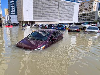 DUBAI / SHARJAH / RAIN / CARS