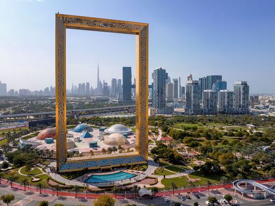 STOCK DUBAI SKYLINE / TOURISM