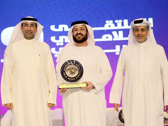 كرم الملتقى الإعلامي العربي في الكويت محمد جلال الرئيسي مدير عام وكالة أنباء الإمارات بجائزة التميز.