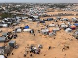 Displaced Palestinians prepare to evacuate a tent camp after Israeli forces launched a ground and air operation in the eastern part of Rafah, amid ongoing conflict between Israel and Hamas, in Rafah, in the southern Gaza Strip, May 10, 2024. 