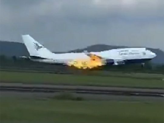 Penerbangan Garuda Indonesia tujuan Arab Saudi melakukan pendaratan darurat setelah mesinnya terbakar