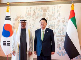 Korean President hosts reception for UAE President