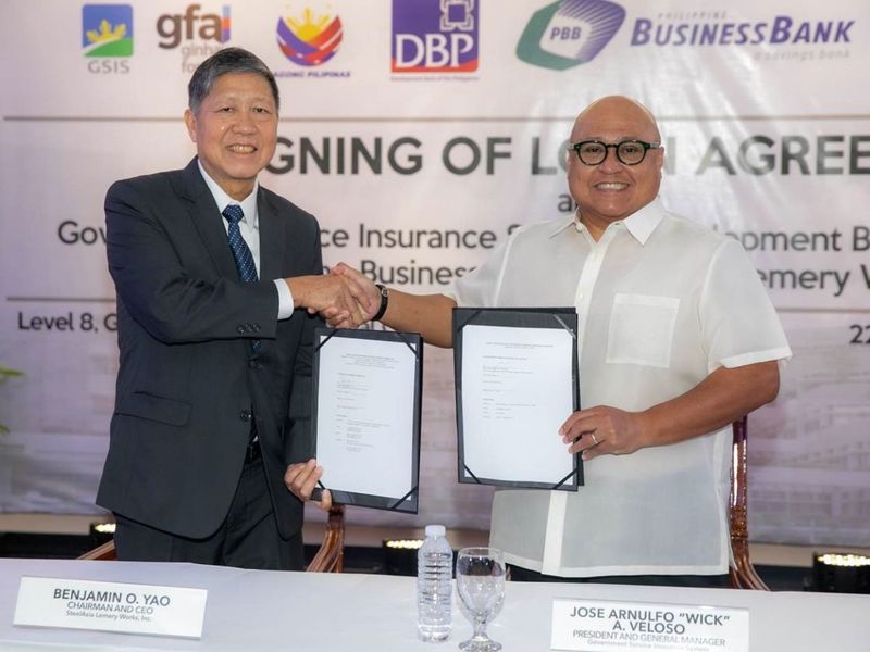 SteelAsia chairman and CEO Benjamin Yao (left) and GSIS president and general manager Wick Veloso