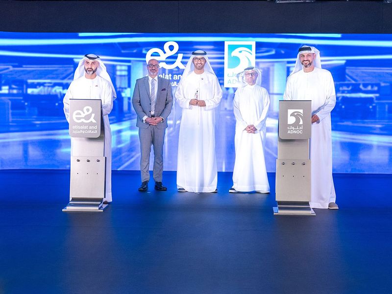 Top ADNOC and e& officials – including Dr. Sultan Al Jaber and Jassem Mohamed Bu Ataba Alzaabi - sign up for the 5G private network. 