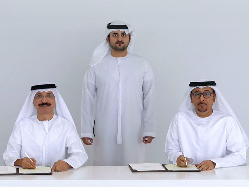Sheikh Maktoum oversaw the signing of the deal between Dubai Municipality Director General Dawood Abdul Rahman Al-Hajiri and DP World's CEO Sultan Ahmed bin Sulayem.