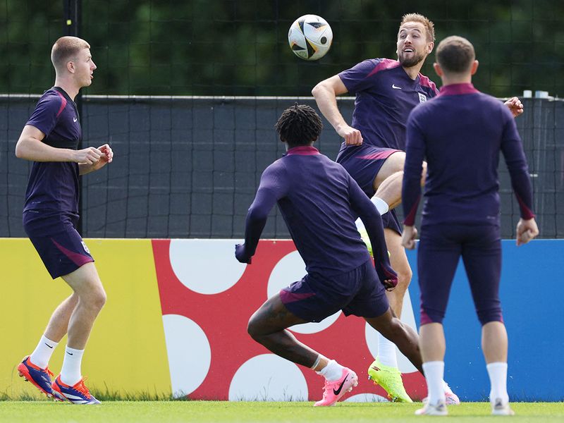 England's Adam Wharton, Kobbie Mainoo, Harry Kane