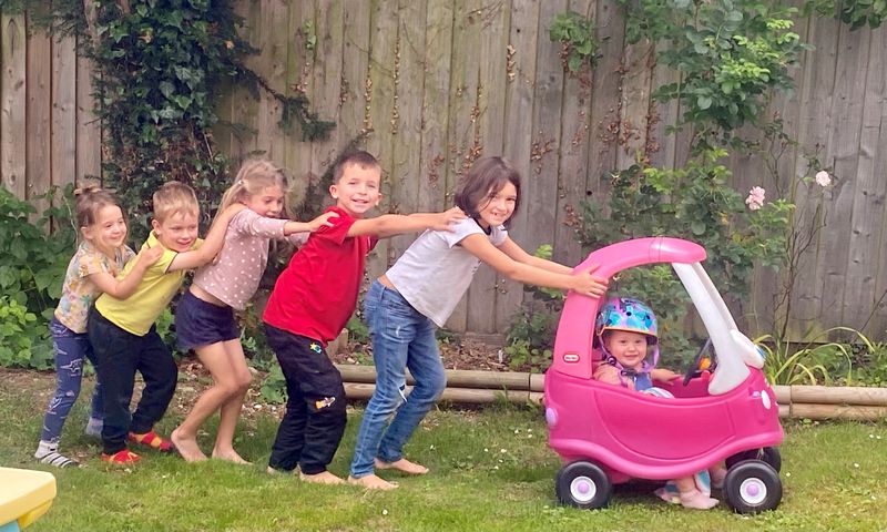 Bain Company, Elizabeth Williamson kids,Freya and Harry with their UK cousins-1723438555972