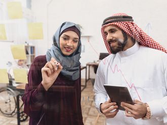 STOCK SAUDI WORKERS / OFFICE