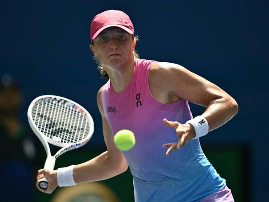 Top-ranked Swiatek outlasts Rakhimova in US Open first round