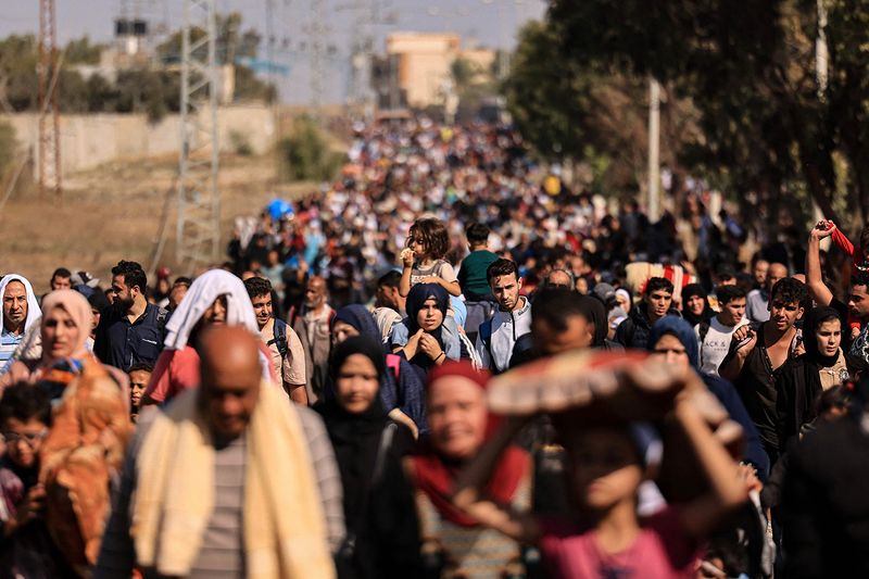 Palestinian families fleeing Gaza City