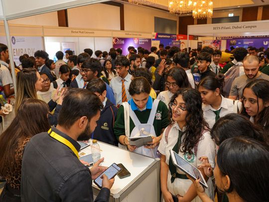 GN-Edufair-students-interact-with-exhibitors-VIRENDRA-FOR-WEB