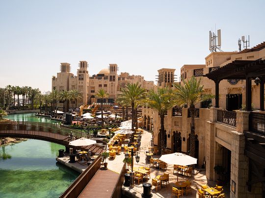 Discover Dubai's top outdoor bars for unforgettable moments and great drink deals!