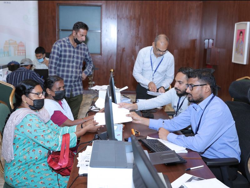 Shaikh-Muzffer-(second-from-right)-and-other-community-volunteers-assist-amnesty-seekers-at-the-Indian-Consulate-in-Dubai.-1730305122319