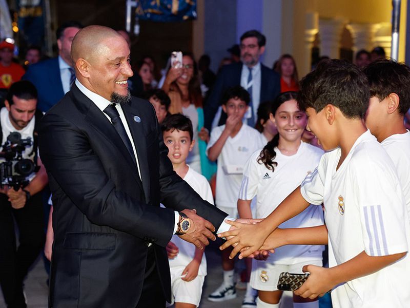 Real Madrid World Park inauguration ceremony with Roberto Carlos and Emilio Butragueño_image 1