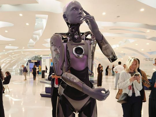 A_robot_gestures_during_the_Dubai_Future_Forum-1732027729927