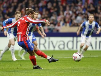 Atletico Madrid's forward Antoine Griezmann scores his team's first goal