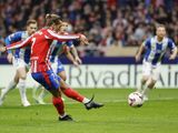 Atletico Madrid's forward Antoine Griezmann scores his team's first goal