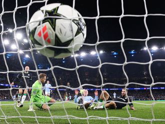 Manchester City's striker Erling Haaland (C) shoots and scores