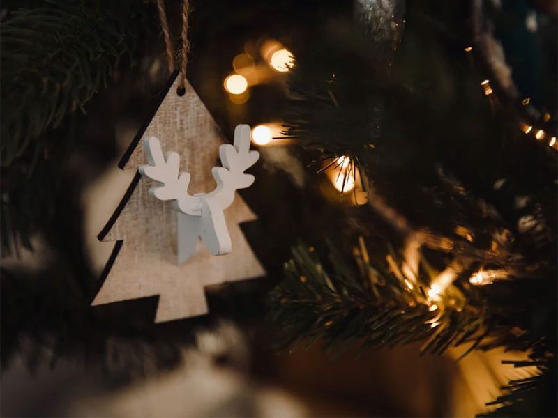 Children can make their very own wooden ornaments and bracelets at this workshop.